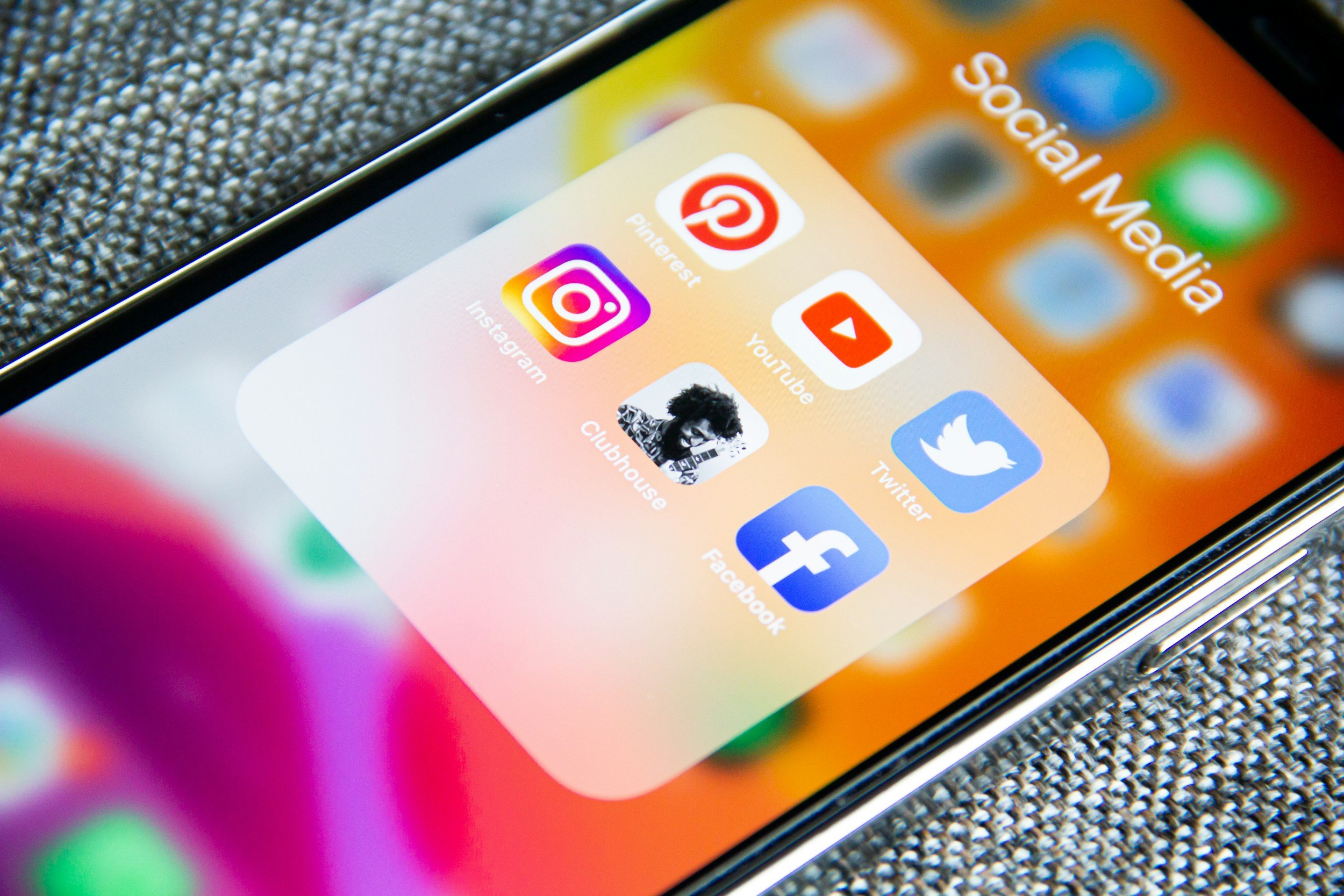 Scrolling social media for pregnancy information